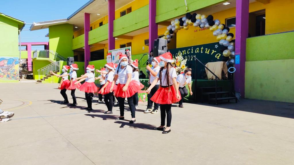 alumnas bailando en navidad